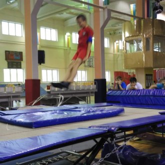 Прыжки и гимнастика на батуте