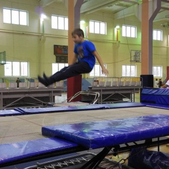 Прыжки и гимнастика на батуте